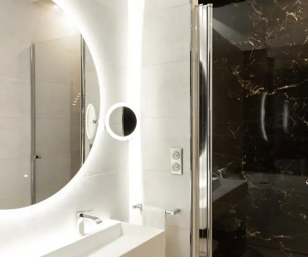 Romanee 6 Personnes Vue Cathedrale 2 Places De Parking アパート